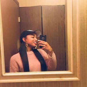 Meet your Posher, Mia